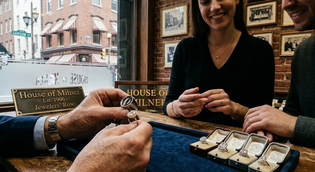 man and women shopping for engagement rings in philadelhia on sansom street where jewlers row is. 